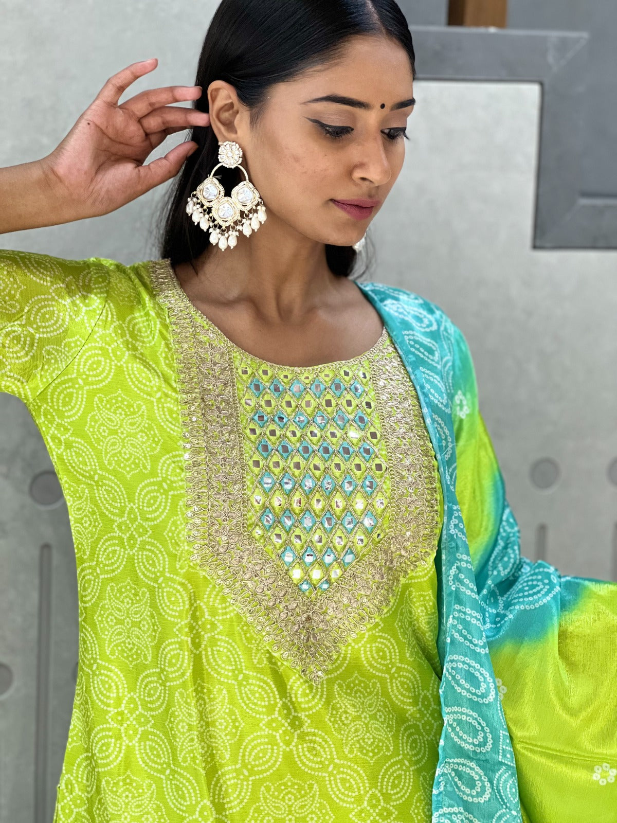 This shows a beautiful,vibrant green and blue three-piece set.